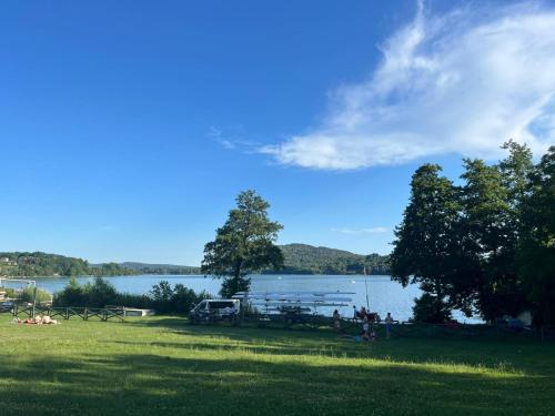 a park with a view of a lake at Il gufo e il gatto del lago in Travedona