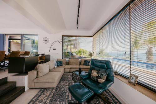 Ruang duduk di Villa Bloomhill Escape