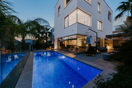 Kolam renang di atau dekat dengan Villa Bloomhill Escape