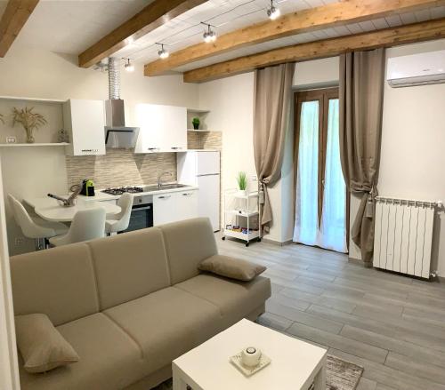 salon z kanapą i kuchnią w obiekcie La Casetta di Anna, Terni w mieście Terni