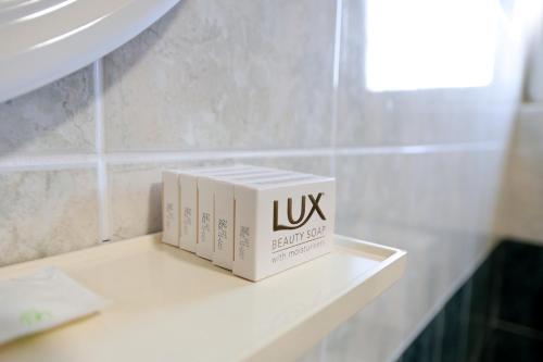 a box sitting on a shelf in a bathroom at Motel Lav in Čapljina