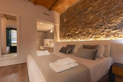 A bed or beds in a room at Bravissimo Plaça de la Independència Garden View, with large terrace