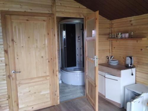 Ванная комната в Domki 50m od nowej plaży i promenady w Mikolajkach