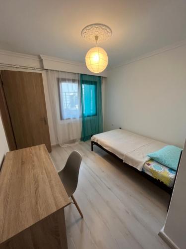 Pokój z łóżkiem, stołem i lampką w obiekcie Nantia Apartment w mieście Myrina