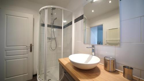 une salle de bain avec un lavabo blanc et une douche dans l'établissement Caen: F2 Cosy au cœur du centre ville, à Caen