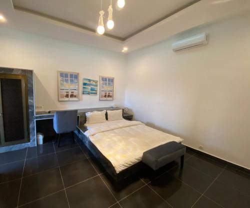 a bedroom with a bed and a desk in it at Hotel Riviera Ramatou Plage in Lomé