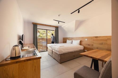 - une chambre avec un lit et un lavabo dans l'établissement Maglian Campus, à Divčibare
