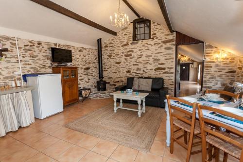 un salon avec une table et un réfrigérateur dans l'établissement Havre de Paix Gites, à Chalais