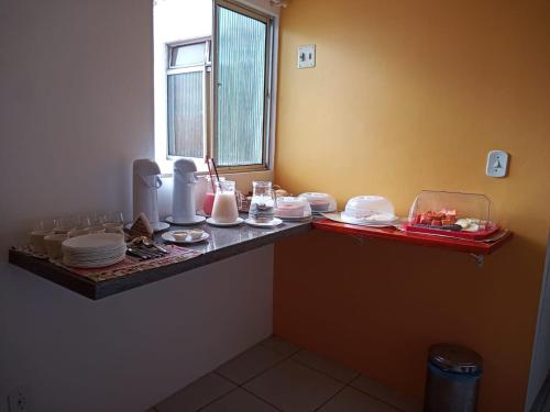 een aanrecht met borden en borden erop bij Pousada Amar Lençóis Turismo in Barreirinhas