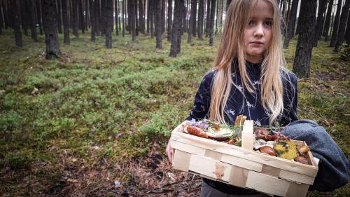a young girl holding a box of food at Urzeka in Drzewce