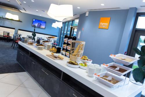 a buffet line with food on it in a restaurant at Holiday Inn Express Toulon - Est by IHG in Toulon