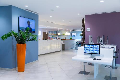 a room with a desk with a computer on it at Holiday Inn Express Toulon - Est by IHG in Toulon