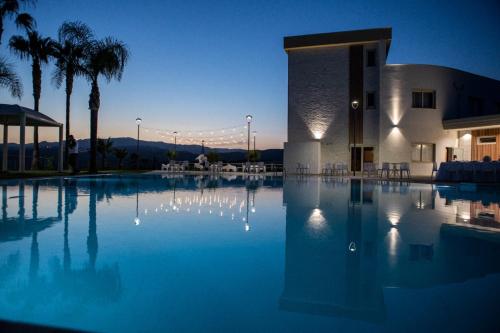 una gran piscina frente a un edificio en Partenone Resort Hotel, en Riace Marina