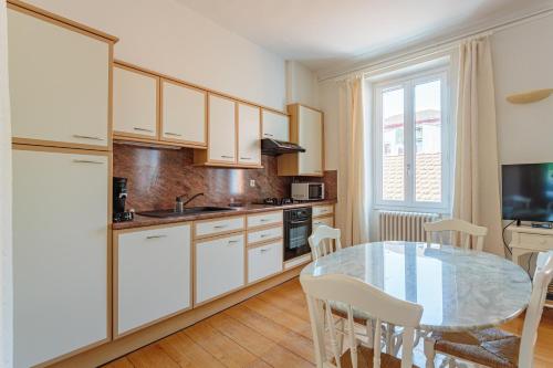 Photo de la galerie de l'établissement Bel appartement plein centre historique à 2 pas de la plage, à Saint-Jean-de-Luz