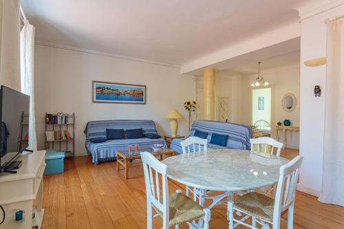 Photo de la galerie de l'établissement Bel appartement plein centre historique à 2 pas de la plage, à Saint-Jean-de-Luz