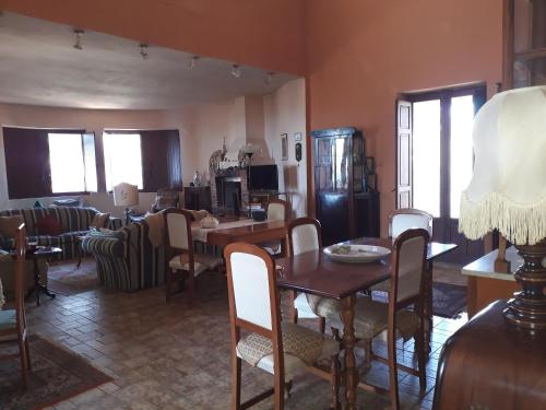 comedor con mesa y sillas en Casa Valle, en Agrigento