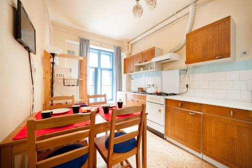 Heroes Square & City Park Thermals Apartment في بودابست: مطبخ مع طاولة وكراسي ومطبخ مع