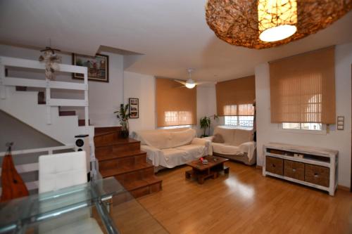 - un salon avec un escalier et un canapé dans l'établissement Merecido Descanso Sun Beach, à Torrevieja