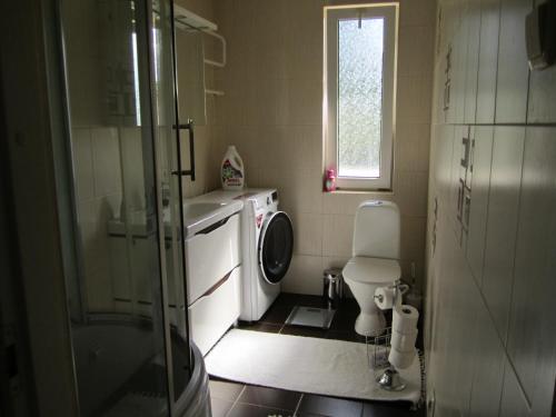 Tüve apartment tesisinde bir banyo