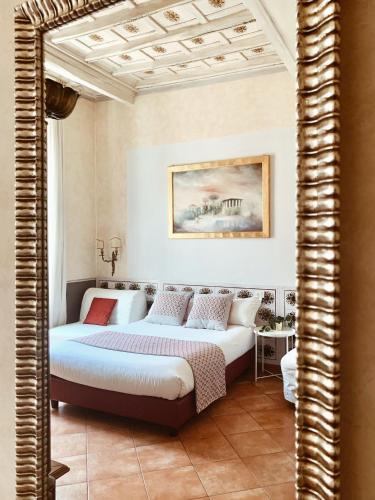 um quarto com uma cama e um espelho grande em Residenza Sciarra B&B em Roma