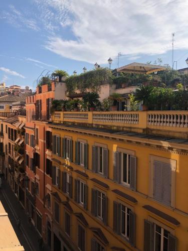 uma linha de edifícios numa cidade com árvores em DIECI at Spanish Step - Belsiana Luxury Apartment em Roma