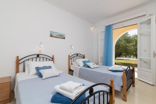 Ένα ή περισσότερα κρεβάτια σε δωμάτιο στο Lenna's Villas Zante
