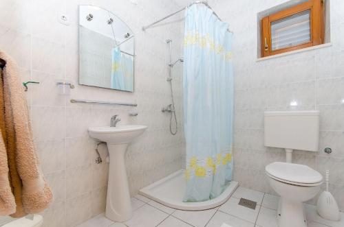 A bathroom at House Petar
