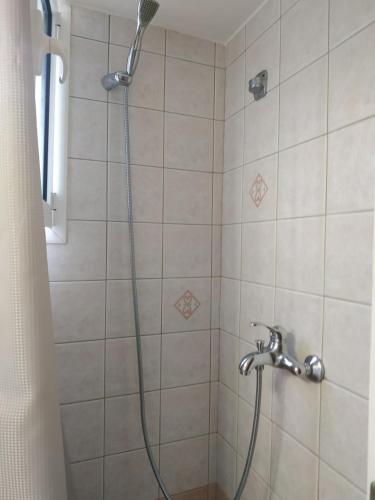 A bathroom at Leodi Place