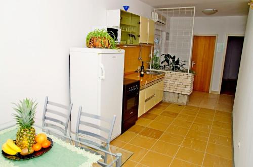 una cocina con una mesa con un plato de fruta. en Apartments Mara, en Klek
