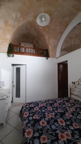 um quarto com uma cama num quarto com um tecto em Casa vacanza la Staffa em Ruffano
