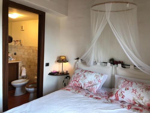 1 dormitorio con 1 cama y baño con aseo en Puntaldia, en Puntaldia