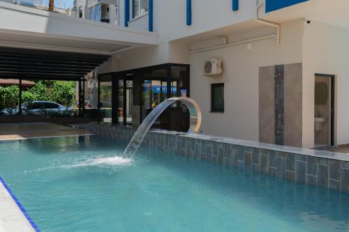 Бассейн в Gurses Life Hotel или поблизости