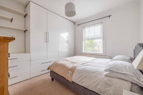 Postel nebo postele na pokoji v ubytování LONG WALK, CASTLE & SHOPS ON YOUR DOORSTEP
