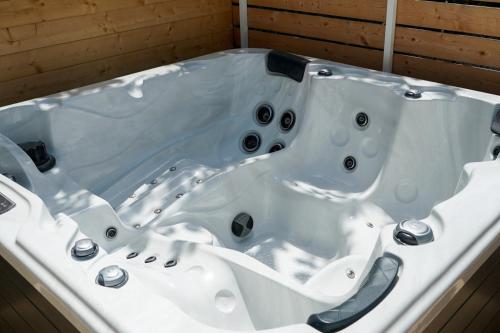 una vasca da bagno bianca seduta in una stanza di Villa Costantino a Pompei