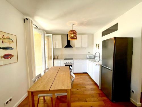 Kuchyňa alebo kuchynka v ubytovaní Superbe appartement cosy vue mer/CORNICHE/CENTRE