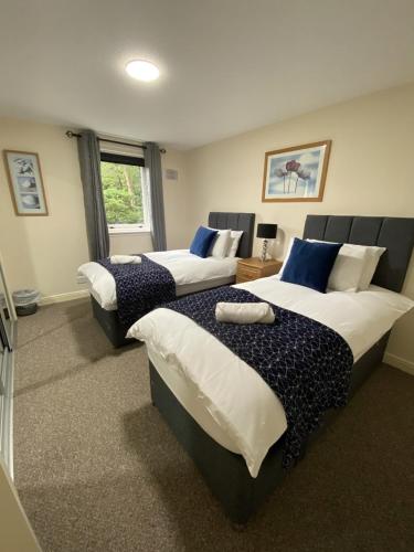 a room with two beds in a room at Pure Apartments Dunfermline East - Dalgety Bay in Saint Davids
