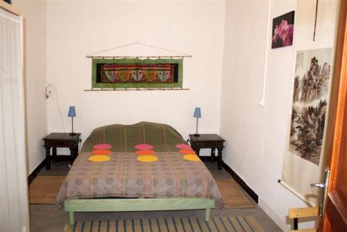 Un pat sau paturi într-o cameră la Maison de 3 chambres avec vue sur la ville jardin clos et wifi a Reillanne