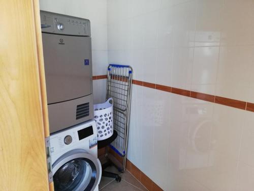 un lavadero con lavadora y lavadora en Azores Terrace Apartment T2, en Ponta Delgada