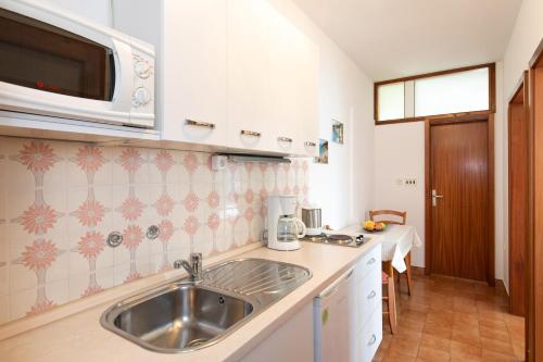 Kuchyň nebo kuchyňský kout v ubytování Apartmani Braut