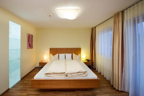 Postel nebo postele na pokoji v ubytování Hotel Garni Bernadette