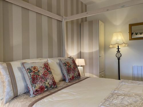 1 dormitorio con 1 cama con 2 almohadas en Apartment 432 - Clifden, en Clifden