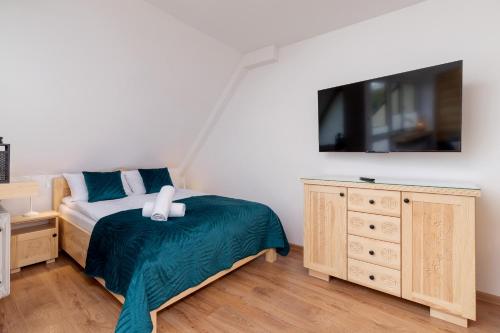 Un pat sau paturi într-o cameră la Pardałówka Mountain View Apartments Zakopane by Noclegi Renters