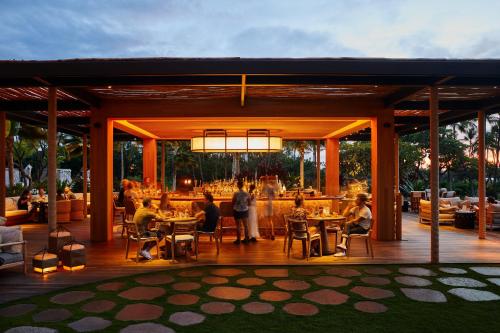 un restaurante con gente sentada en mesas en una terraza en Mauna Lani, Auberge Resorts Collection en Waikoloa