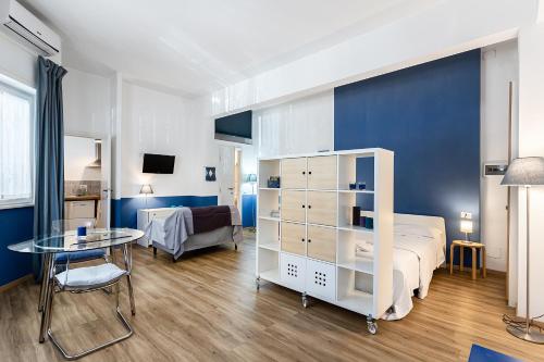 a bedroom with a bed and a table in a room at True Blue Casa Vacanze in Rome