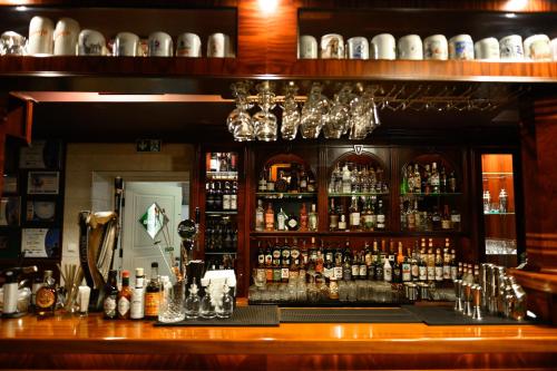 - un bar avec de nombreuses bouteilles d'alcool dans l'établissement ApartHotel Hubertus, à Białystok