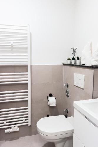 Ένα μπάνιο στο Hochwertige Ferienwohnung in ruhiger Lage mit eigener Terrasse und Parkplatz, nur 7 Gehminuten zum Strand entfernt - hoher Schlafkomfort dank Boxspringbett