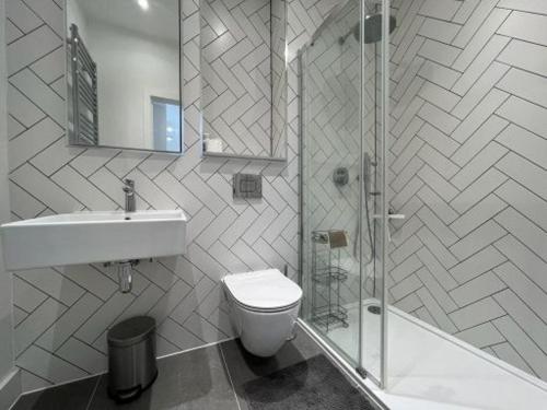 a bathroom with a toilet and a sink and a shower at STYLISH 1 BED & PARKING-IDEAL FOR CORPORATE STAYS - By Tempstay in Slough