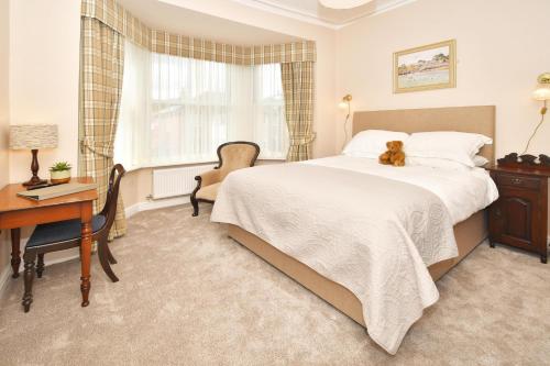 Un pat sau paturi într-o cameră la The Victoria