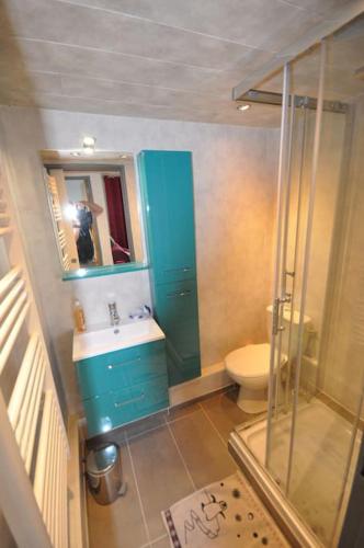 une personne prenant une photo d'une salle de bains dans l'établissement MontBarcares Le bon coin du Barcarès, au Barcarès