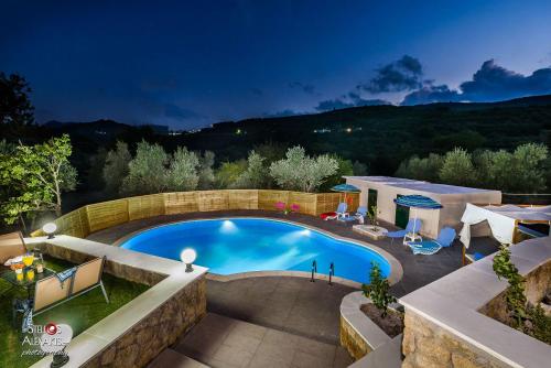 - une vue sur la piscine la nuit dans l'établissement Zen Villa Elafonisi, à Kamára